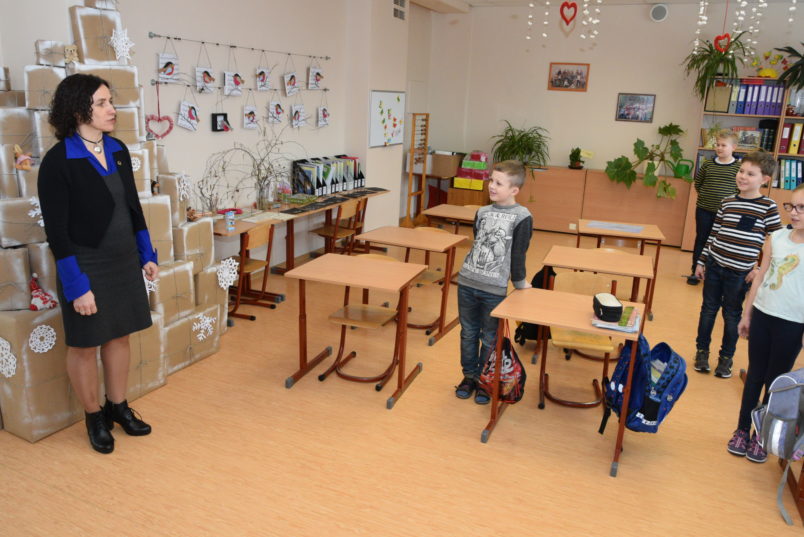 Izglītības ministre Ilga Šuplinska reģionālajā vizītē apmeklēja Valmieras 2. vidusskolu